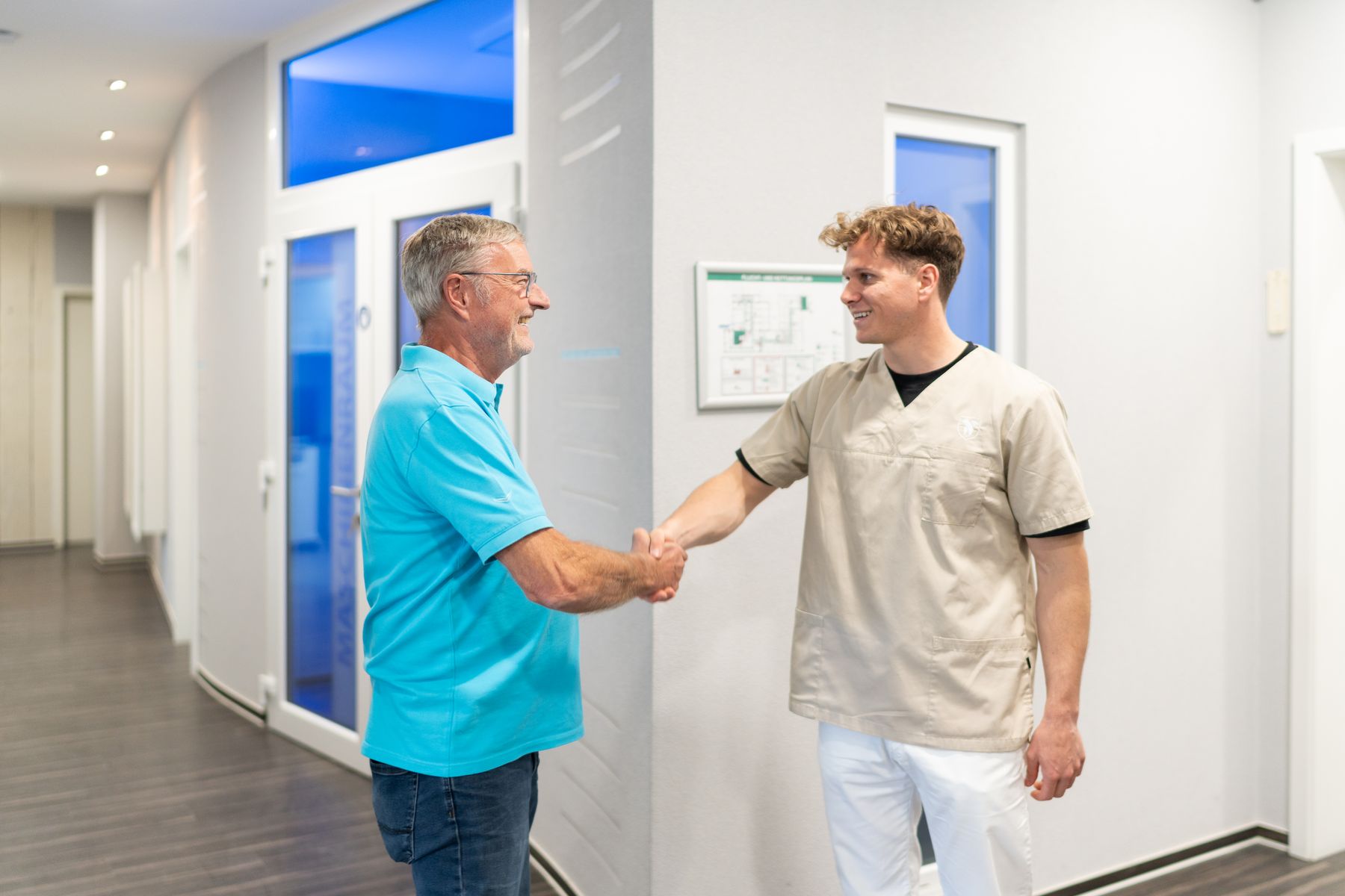 Begrüßung eines Zahnarztes im Dentallabor Bösing Dental in Bingen am Rhein